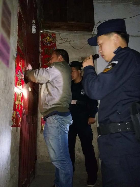 漳州粗心妈妈误将幼女锁家中 民警全城寻开锁师傅开门